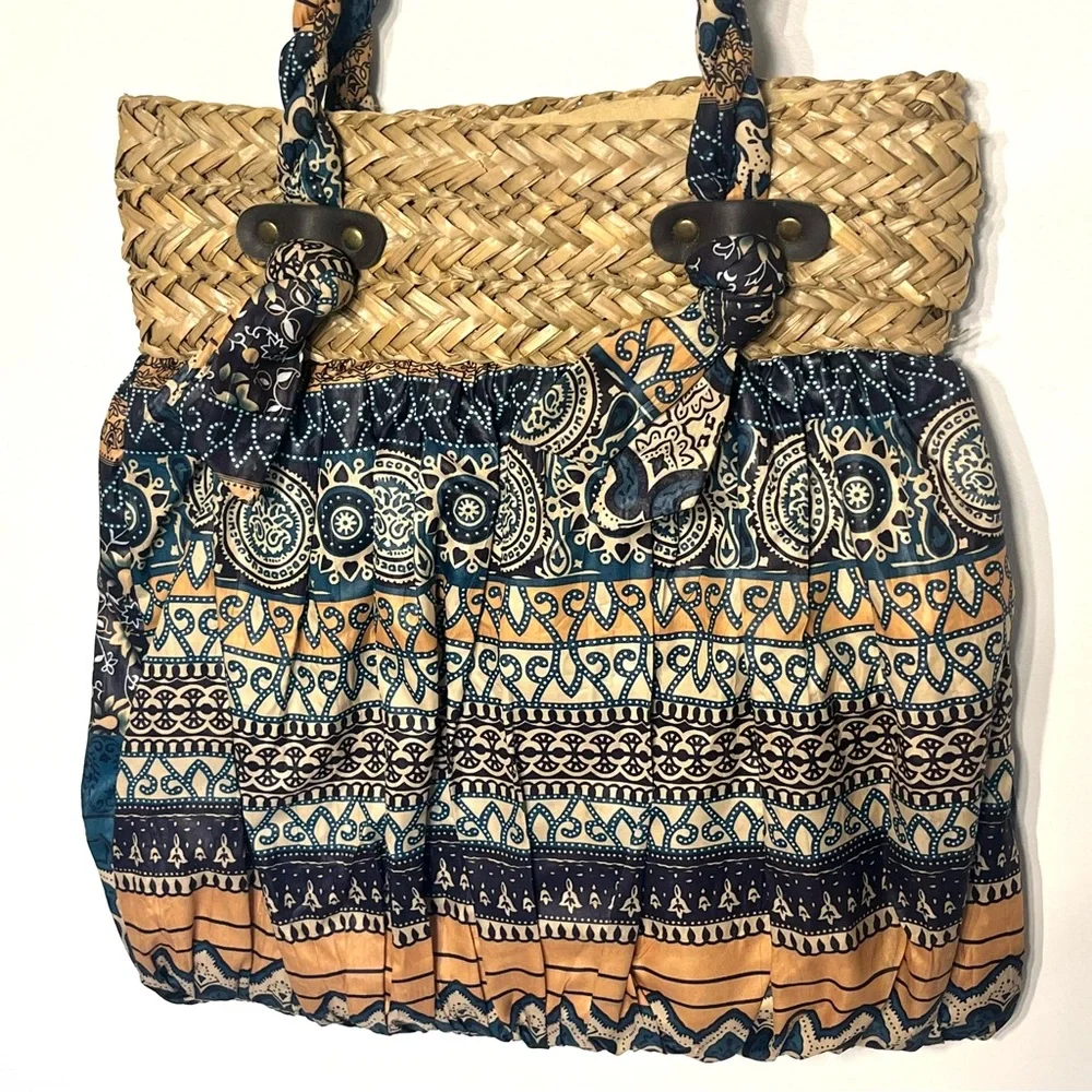 Cappelli Straw World shoulder bag. Fall geometric print. Snap closure